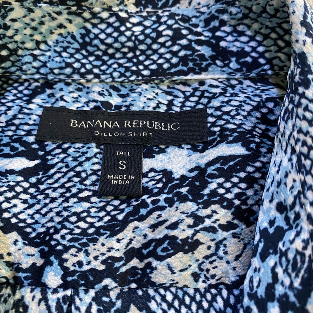Banana Republic blouse blue snake print. Size Small Tall - Picture 4 of 16